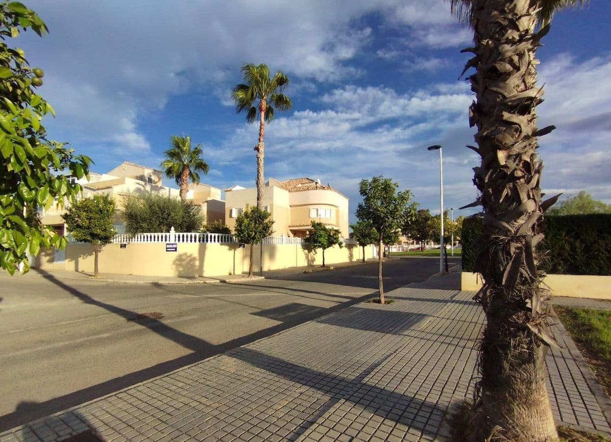 6 soverom Villa til salgs i Torrevieja med svømmebasseng - € 539 000 (Ref: 10022697)