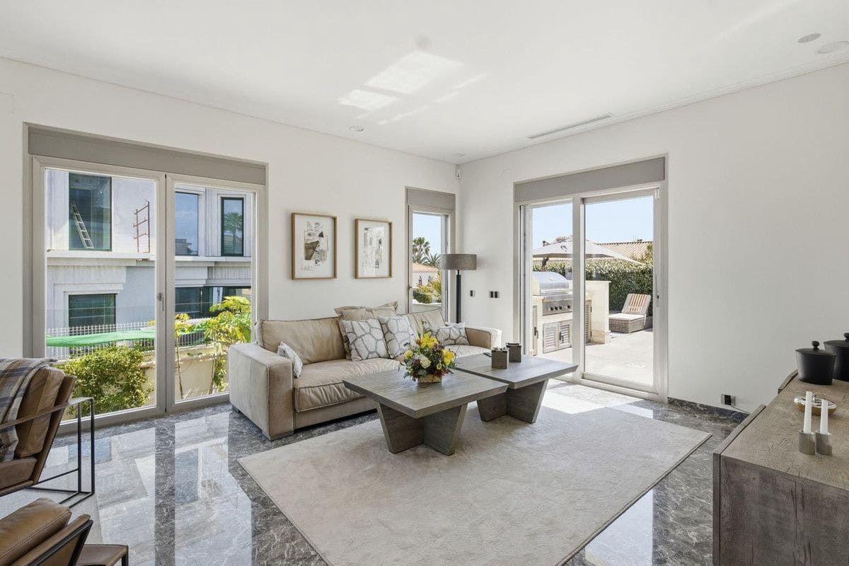 6 quarto Moradia para venda em La Zenia com piscina - 2 950 000 € (Ref: 10027483)