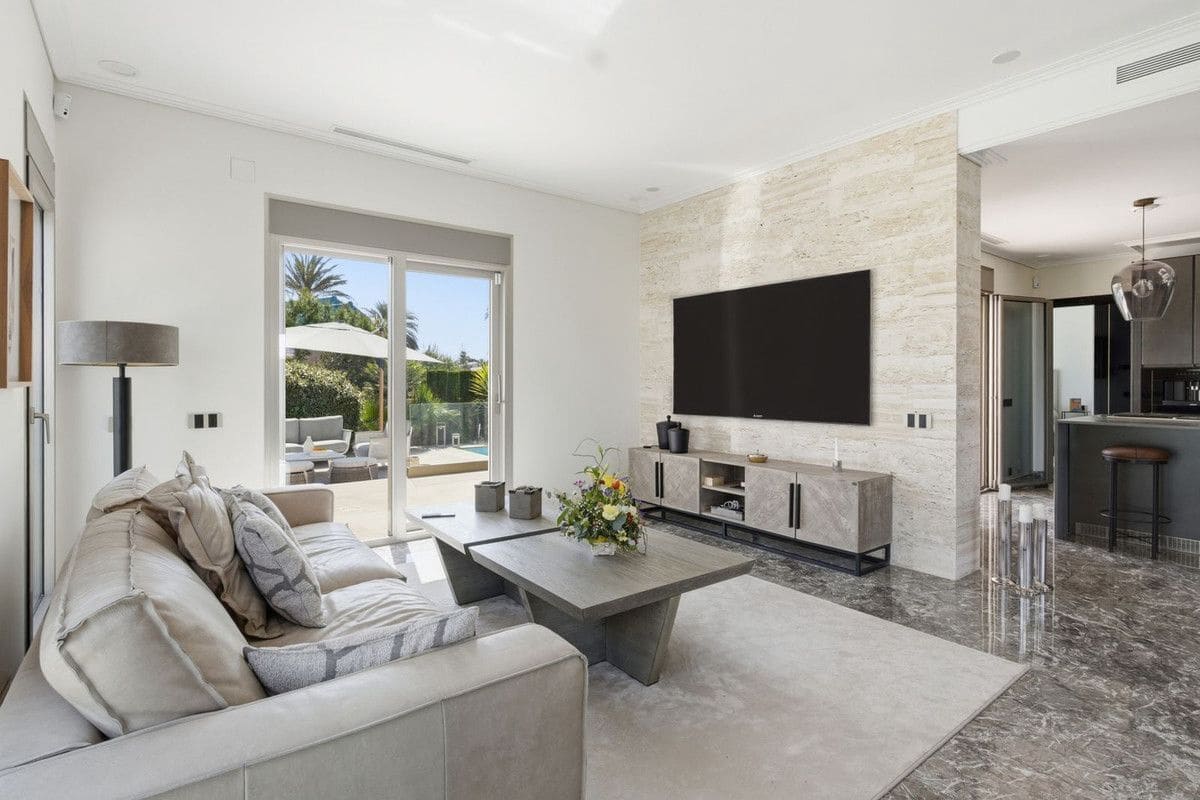 6 quarto Moradia para venda em La Zenia com piscina - 2 950 000 € (Ref: 10027483)