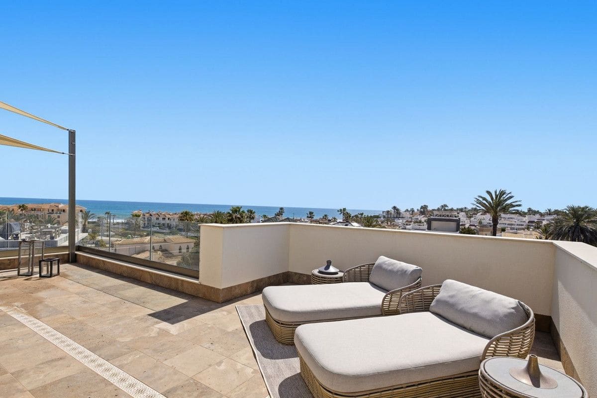 6 quarto Moradia para venda em La Zenia com piscina - 2 950 000 € (Ref: 10027483)