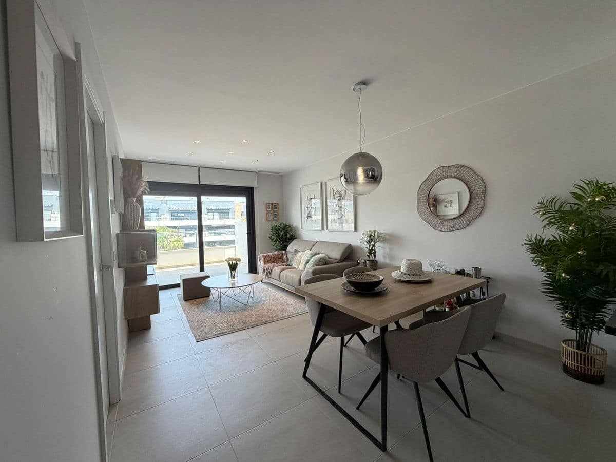 2 slaapkamer Appartement te koop in La Zenia met zwembad - € 499.000 (Ref: 10027488)