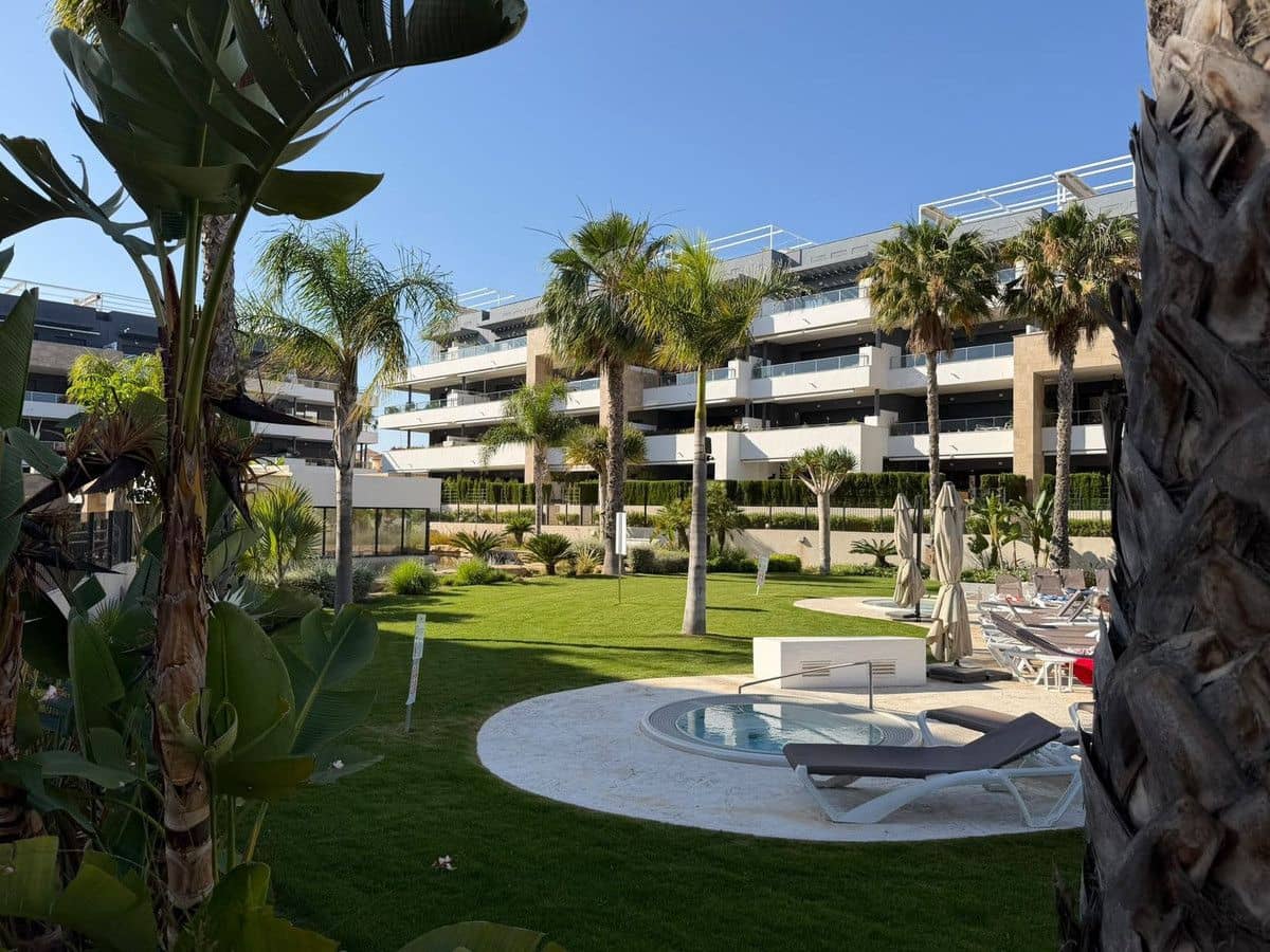2 slaapkamer Appartement te koop in La Zenia met zwembad - € 499.000 (Ref: 10027488)