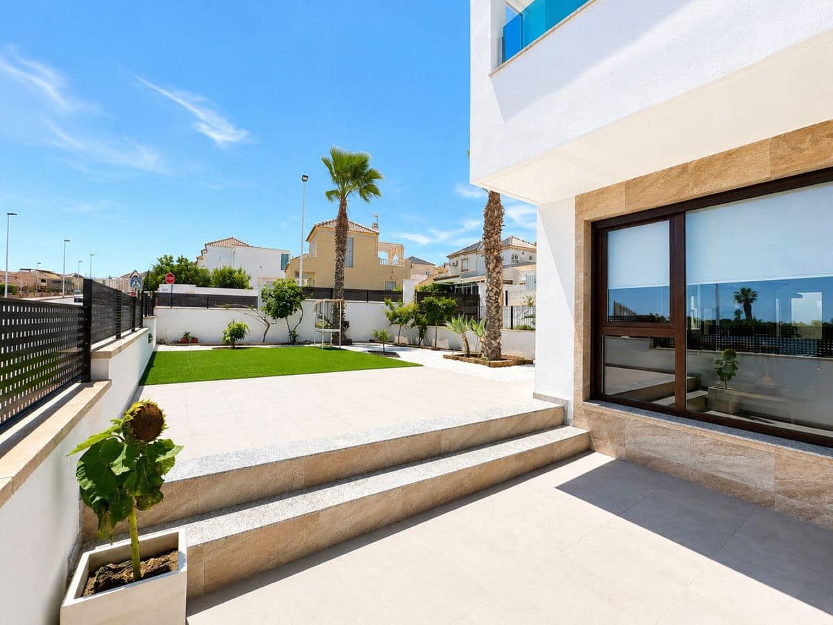 3 bedroom Townhouse for sale in La Siesta with pool - € 429,000 (Ref: 10027493)