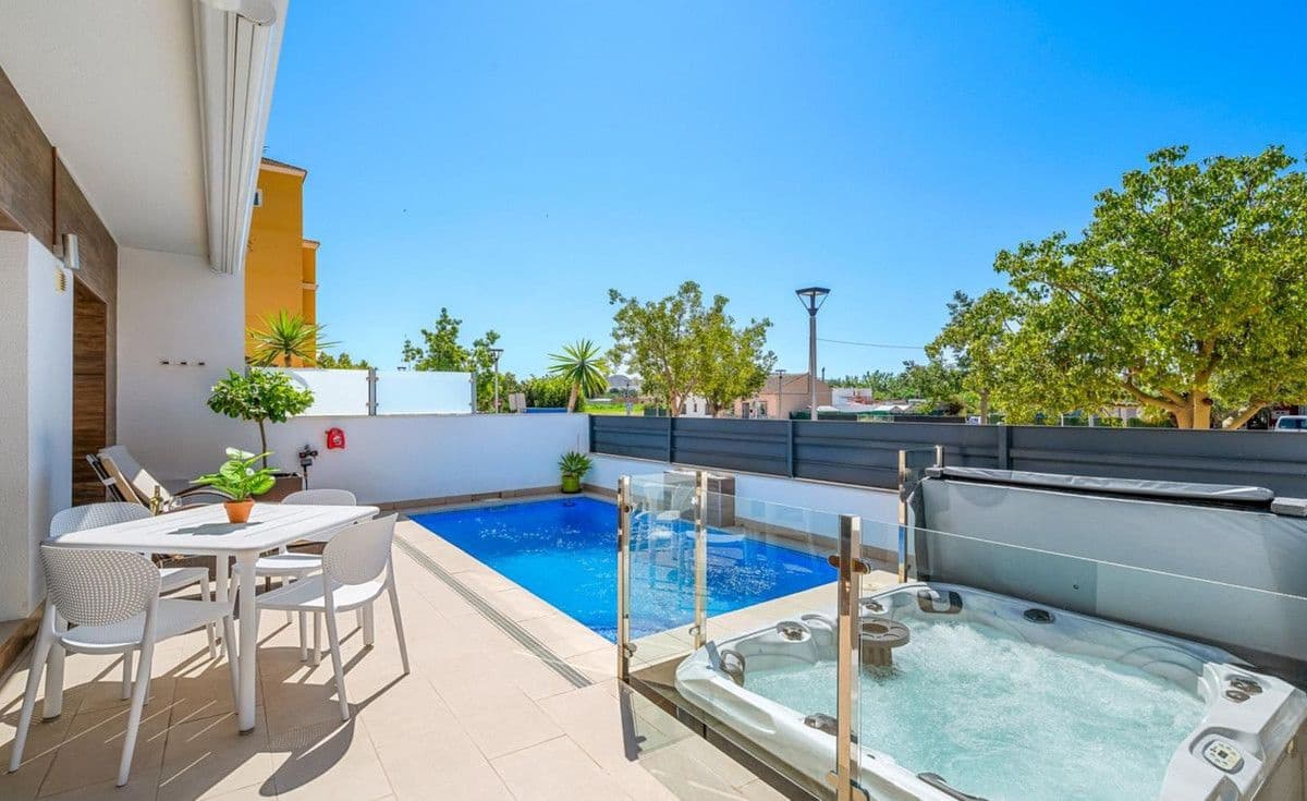3 soveværelse Byhus til salg i Formentera del Segura med swimmingpool - € 329.000 (Ref: 10027497)