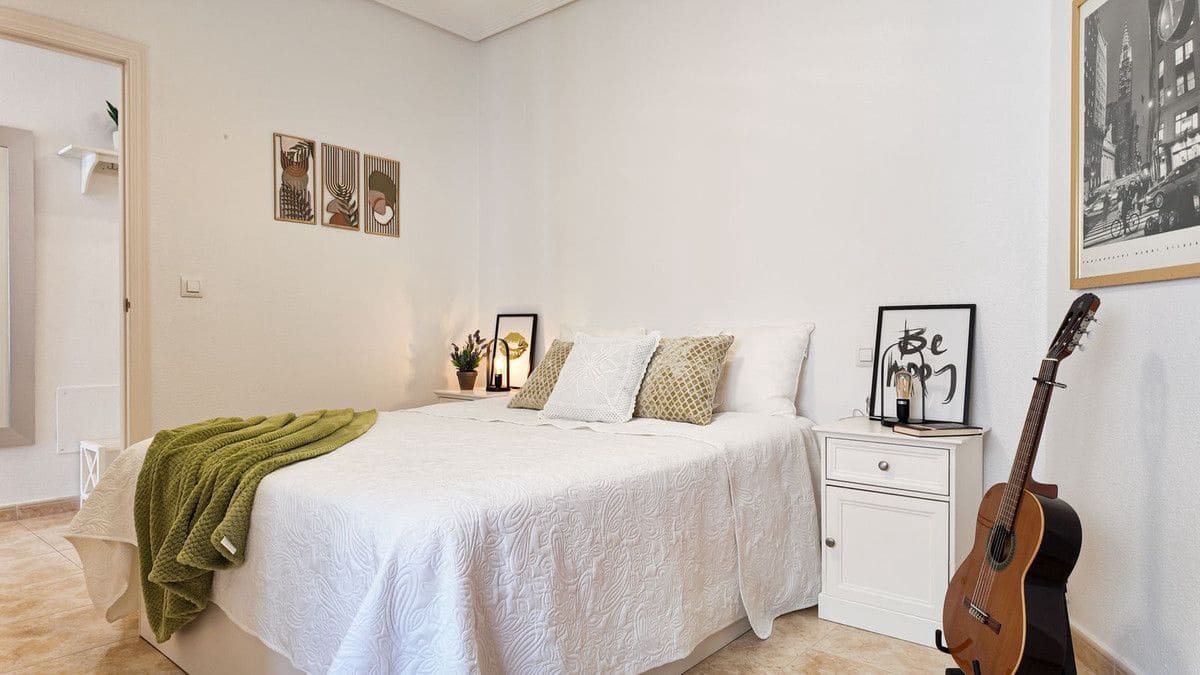 Apartamento de 2 habitaciones en Torrevieja en venta con piscina - 159.000 € (Ref: 10027511)