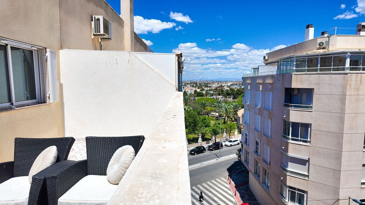 Apartamento de 2 habitaciones en Torrevieja en venta con piscina - 159.000 € (Ref: 10027511)