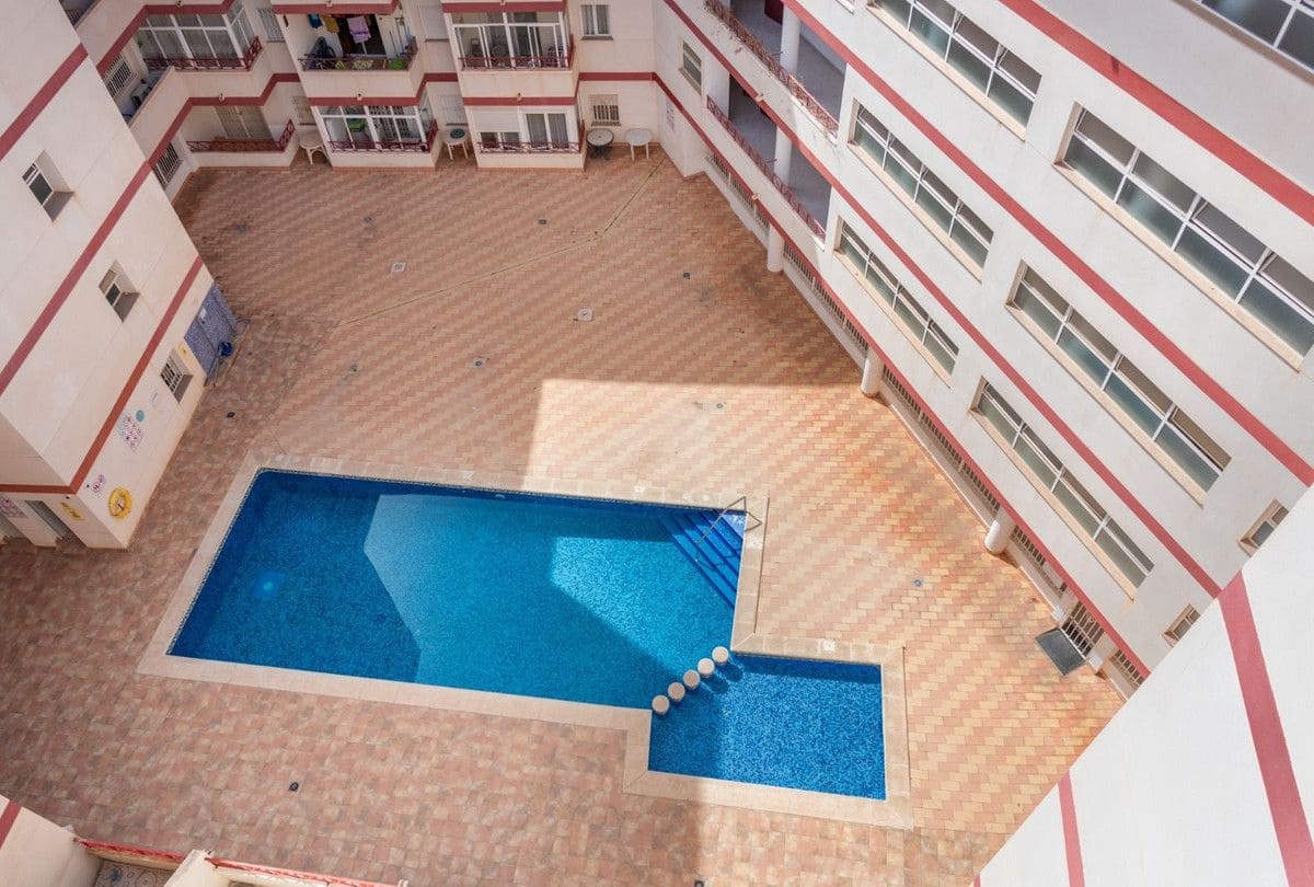 Apartamento de 2 habitaciones en Torrevieja en venta con piscina - 159.000 € (Ref: 10027511)