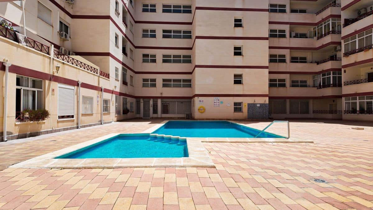 Apartamento de 2 habitaciones en Torrevieja en venta con piscina - 159.000 € (Ref: 10027511)