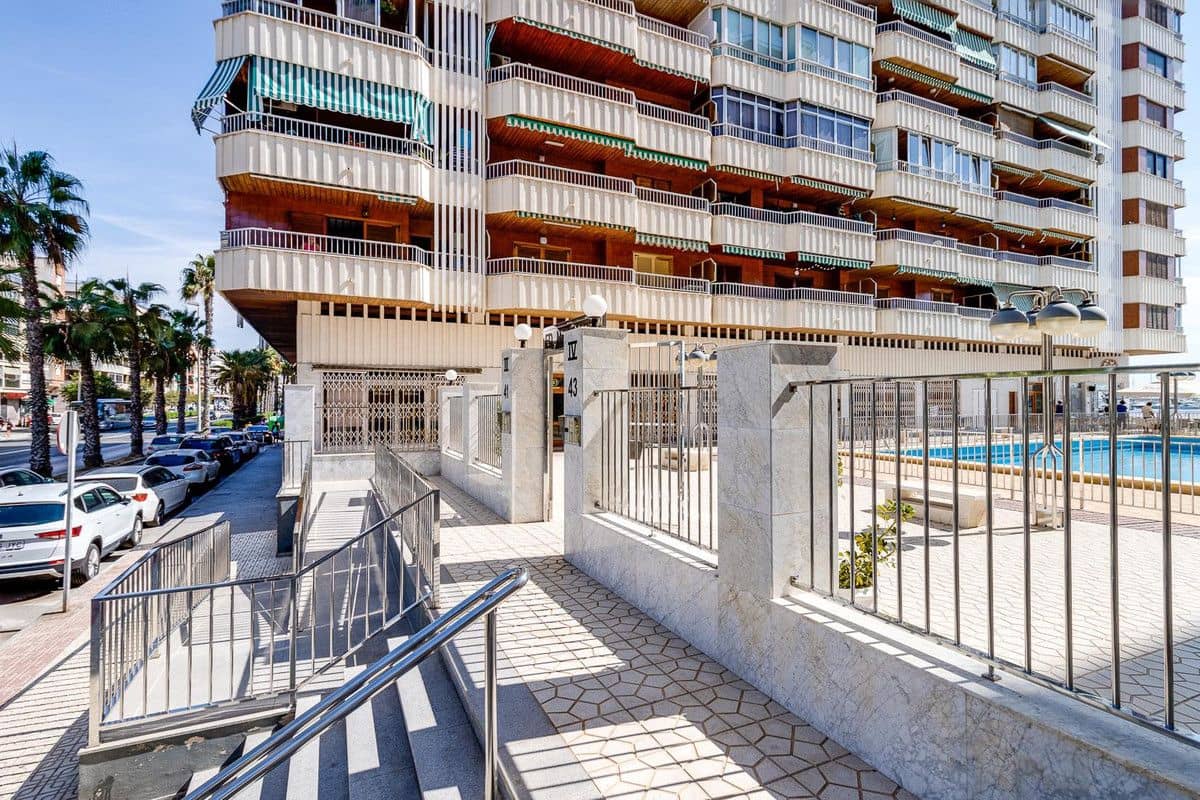 Apartamento de 3 habitaciones en Torrevieja en venta - 256.000 € (Ref: 10028156)