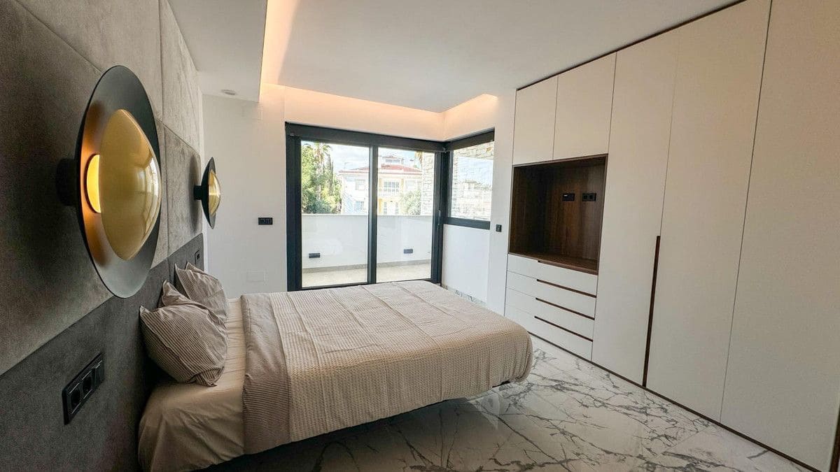 4 bedroom Villa for sale in Orihuela Costa - € 2,950,000 (Ref: 10028183)