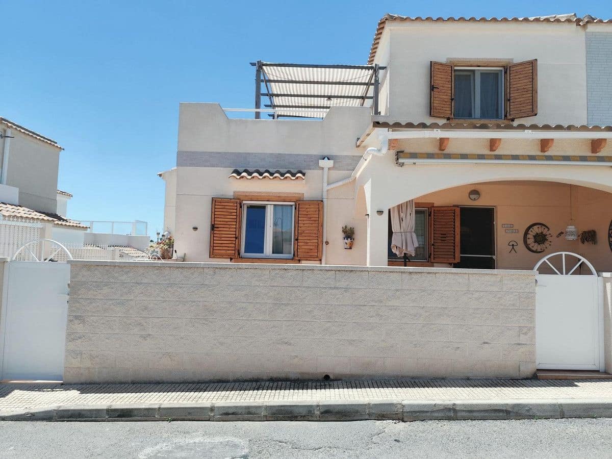 Chalet de 4 habitaciones en La Zenia en venta con piscina - 280.000 € (Ref: 10028198)