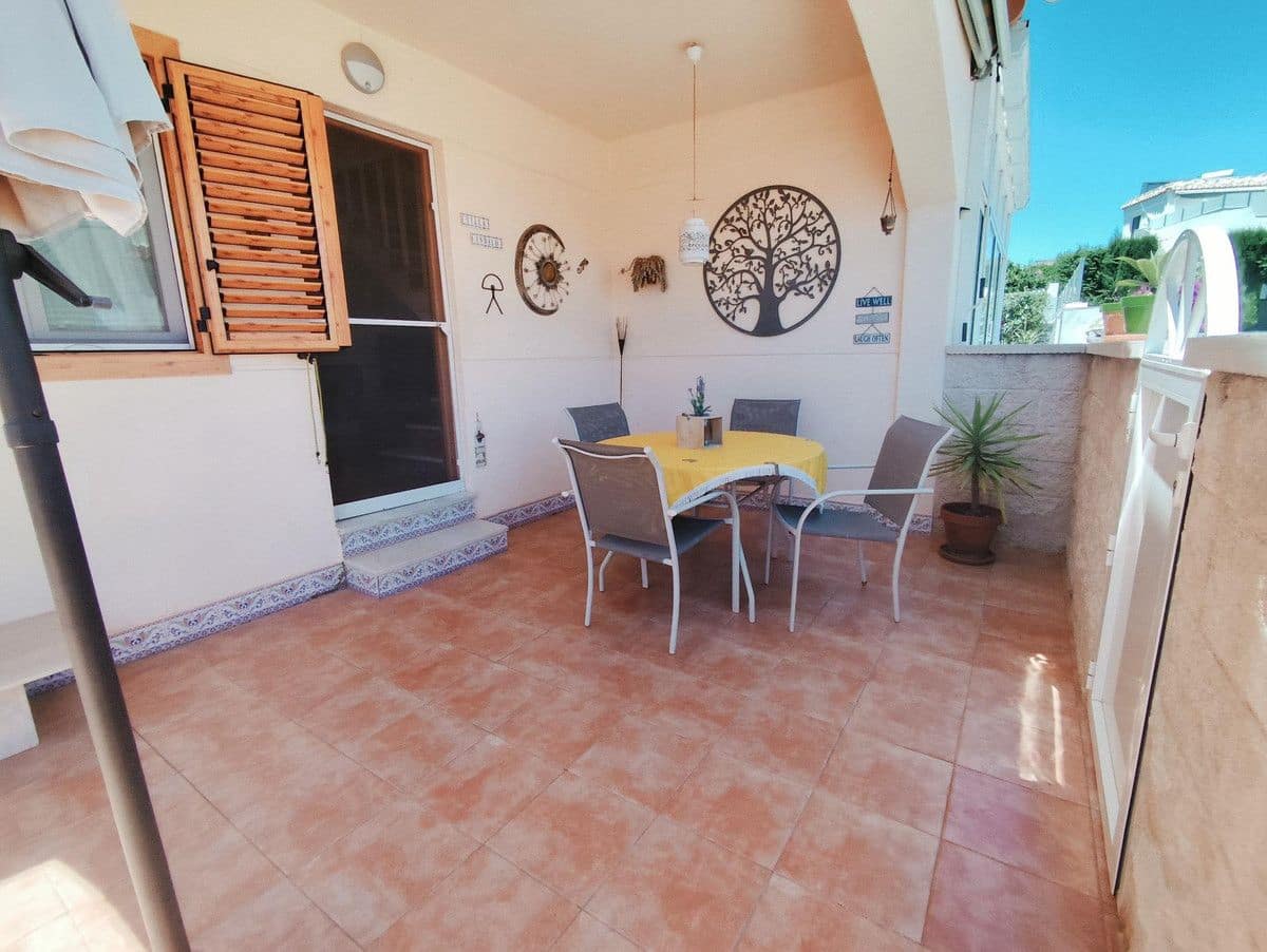 Chalet de 4 habitaciones en La Zenia en venta con piscina - 280.000 € (Ref: 10028198)