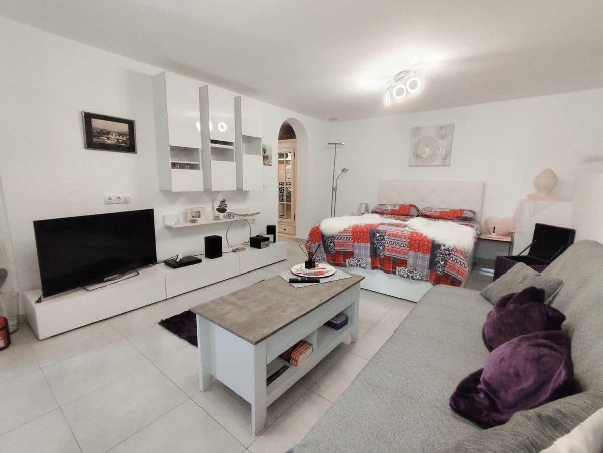 Chalet de 4 habitaciones en La Zenia en venta con piscina - 280.000 € (Ref: 10028198)