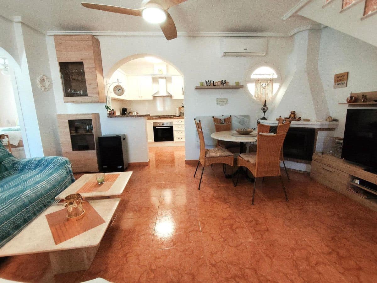 Chalet de 4 habitaciones en La Zenia en venta con piscina - 280.000 € (Ref: 10028198)