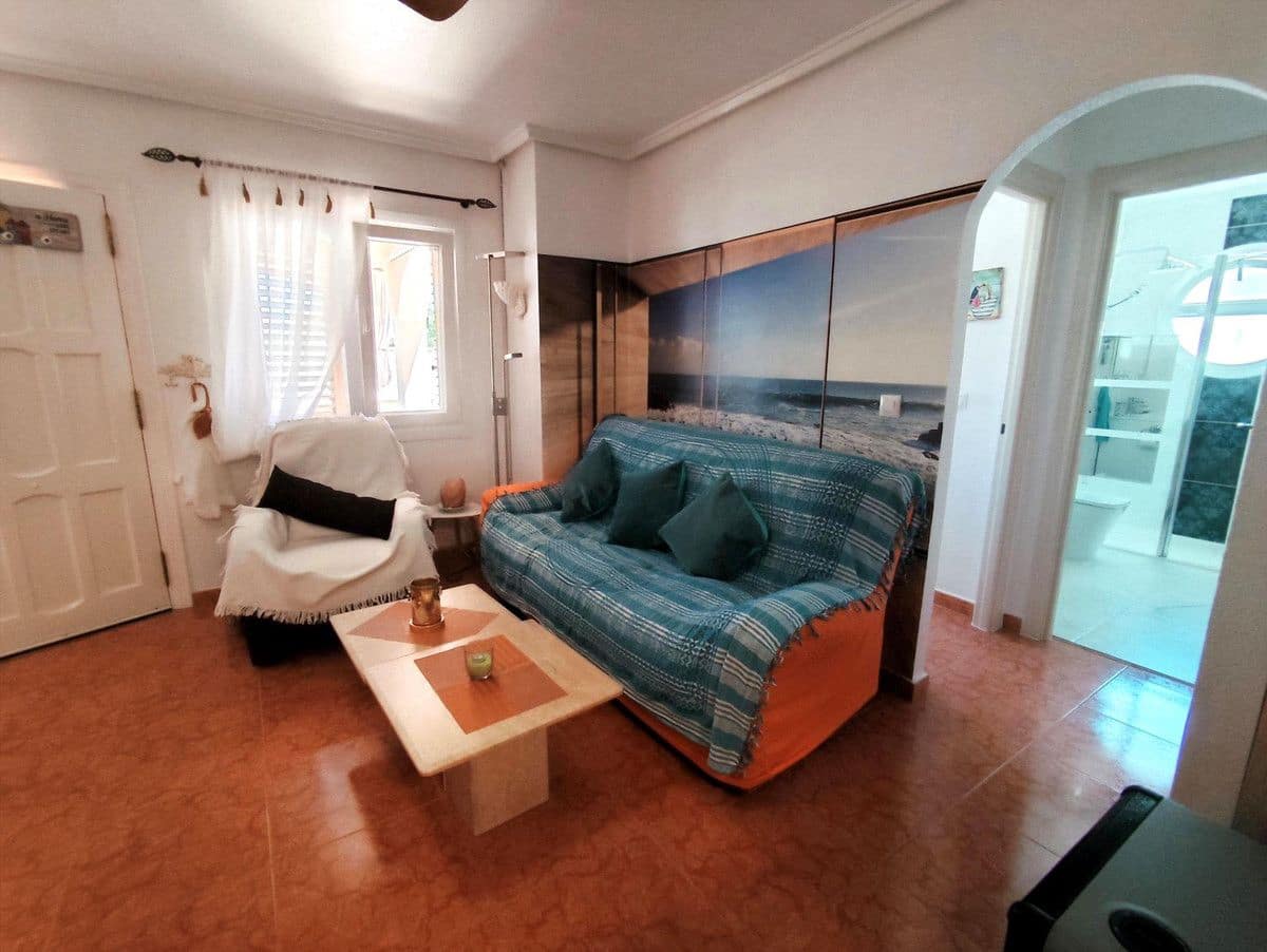 Chalet de 4 habitaciones en La Zenia en venta con piscina - 280.000 € (Ref: 10028198)