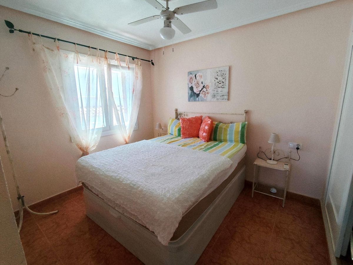 Chalet de 4 habitaciones en La Zenia en venta con piscina - 280.000 € (Ref: 10028198)