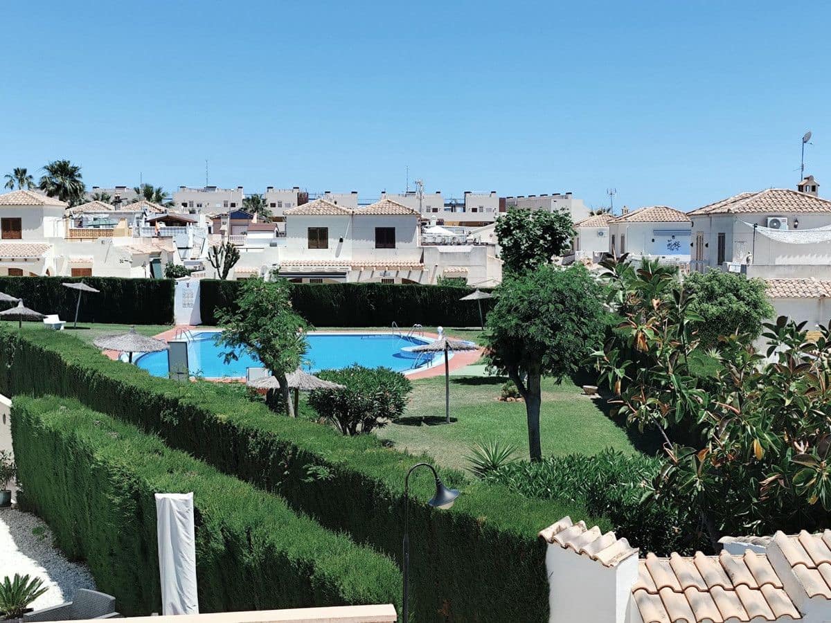 Chalet de 4 habitaciones en La Zenia en venta con piscina - 280.000 € (Ref: 10028198)