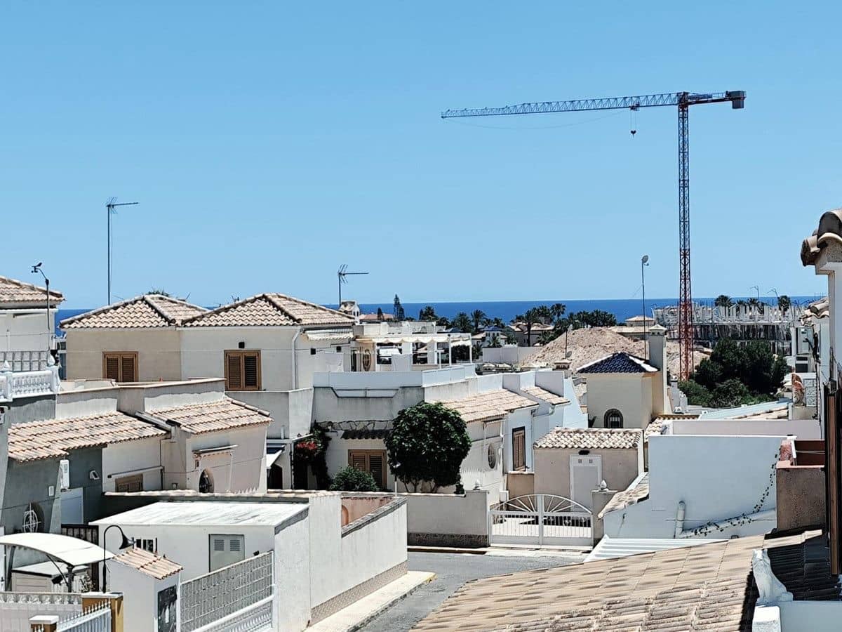 Chalet de 4 habitaciones en La Zenia en venta con piscina - 280.000 € (Ref: 10028198)