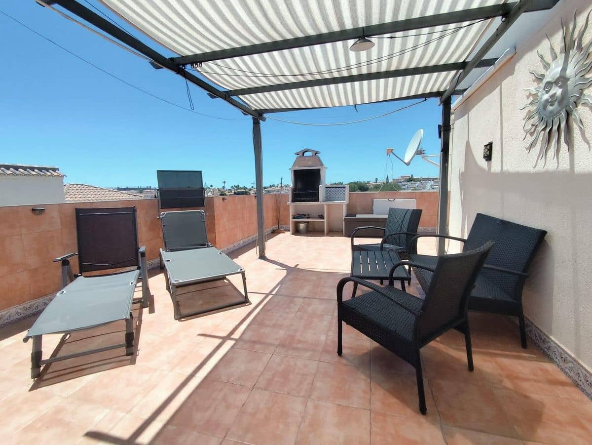 Chalet de 4 habitaciones en La Zenia en venta con piscina - 280.000 € (Ref: 10028198)