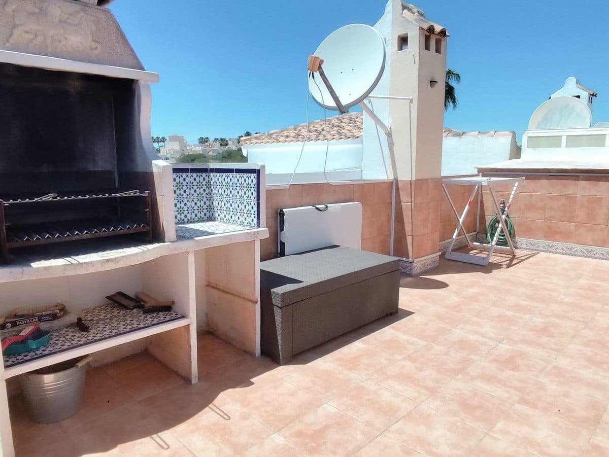 Chalet de 4 habitaciones en La Zenia en venta con piscina - 280.000 € (Ref: 10028198)