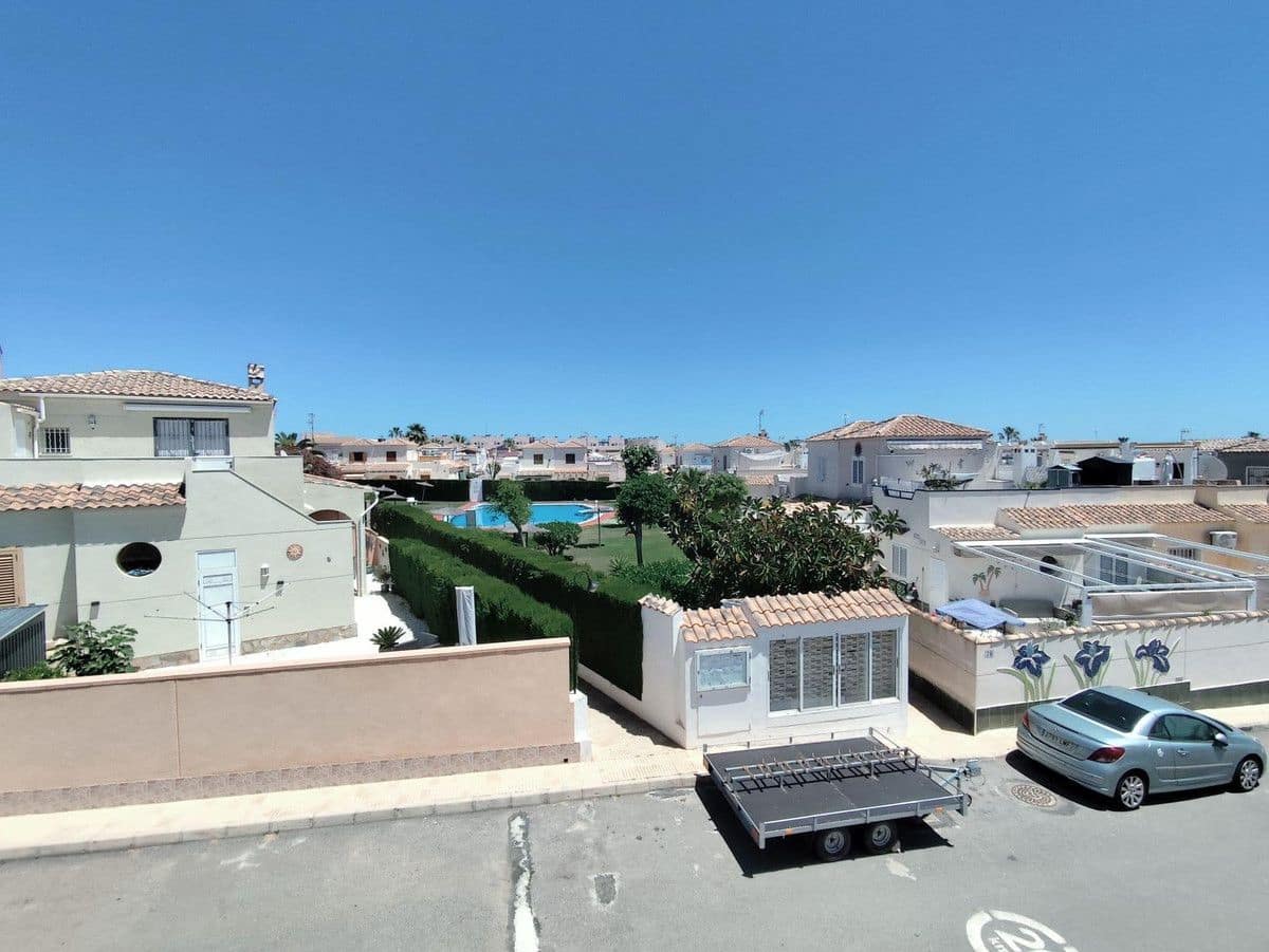 Chalet de 4 habitaciones en La Zenia en venta con piscina - 280.000 € (Ref: 10028198)