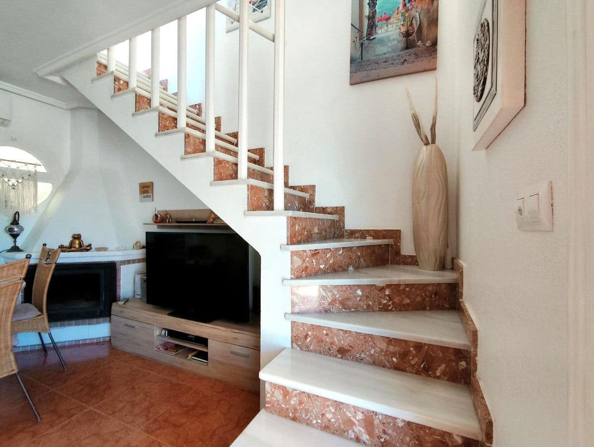 Chalet de 4 habitaciones en La Zenia en venta con piscina - 280.000 € (Ref: 10028198)