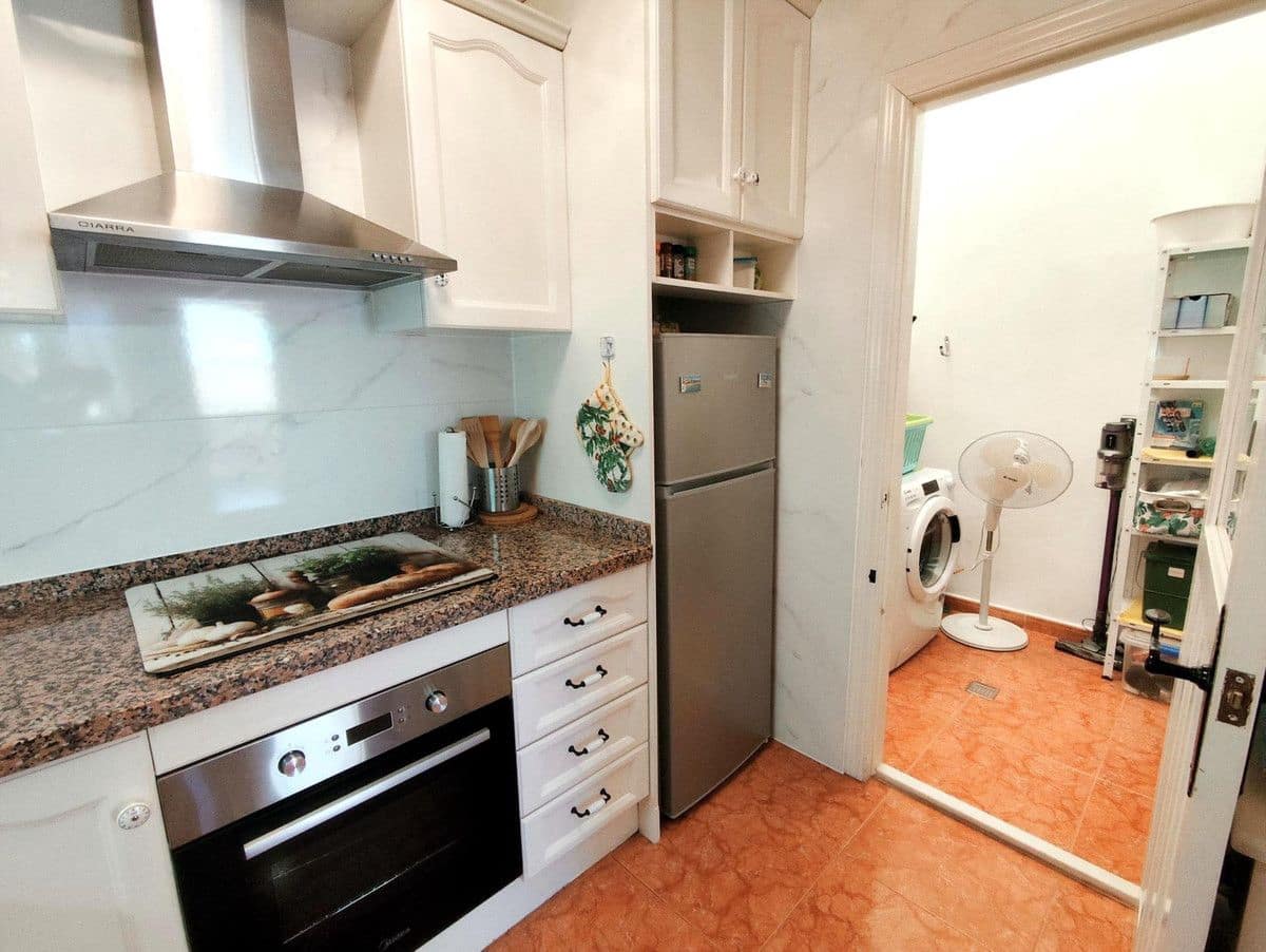 Chalet de 4 habitaciones en La Zenia en venta con piscina - 280.000 € (Ref: 10028198)