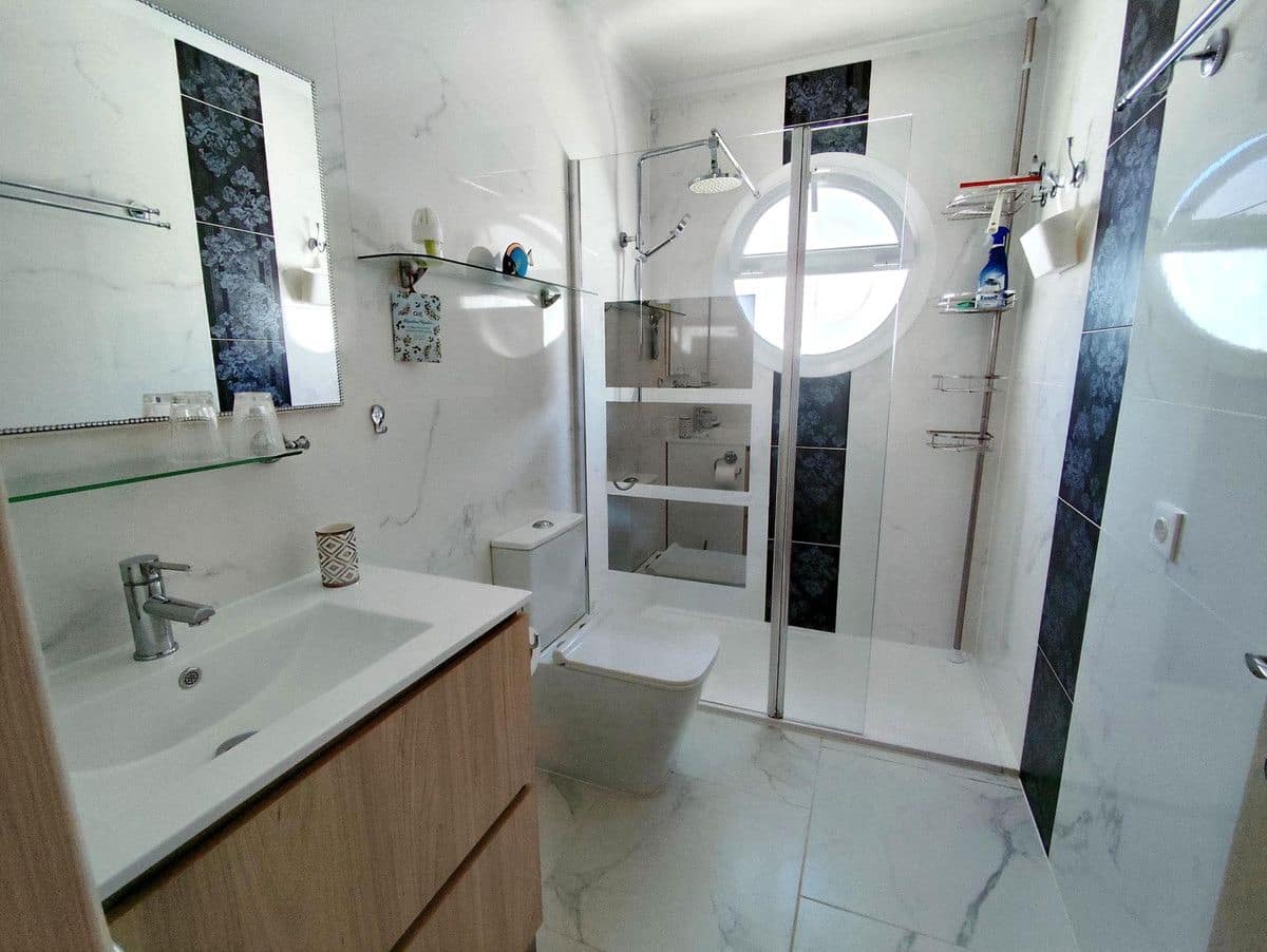 Chalet de 4 habitaciones en La Zenia en venta con piscina - 280.000 € (Ref: 10028198)