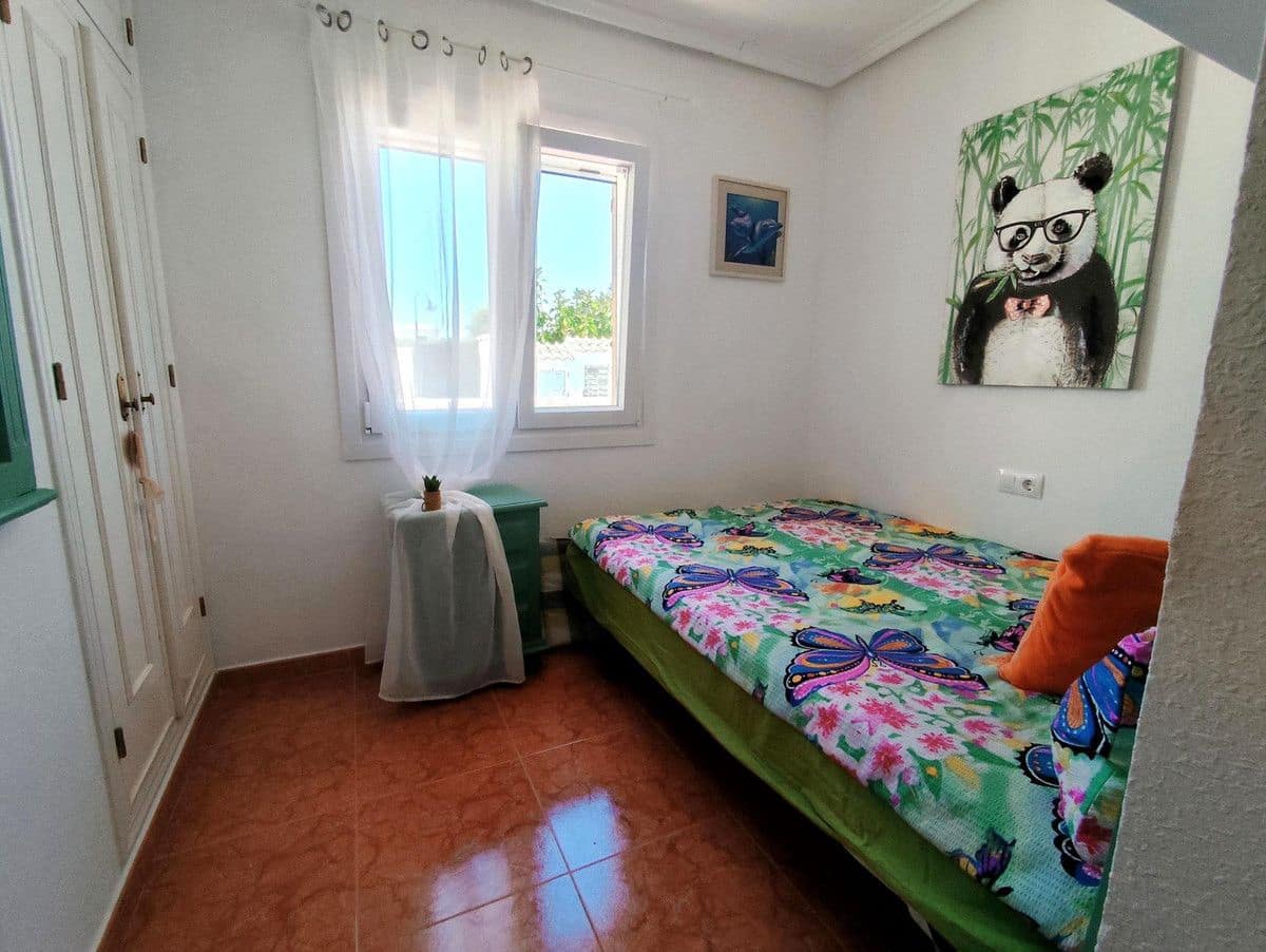 Chalet de 4 habitaciones en La Zenia en venta con piscina - 280.000 € (Ref: 10028198)