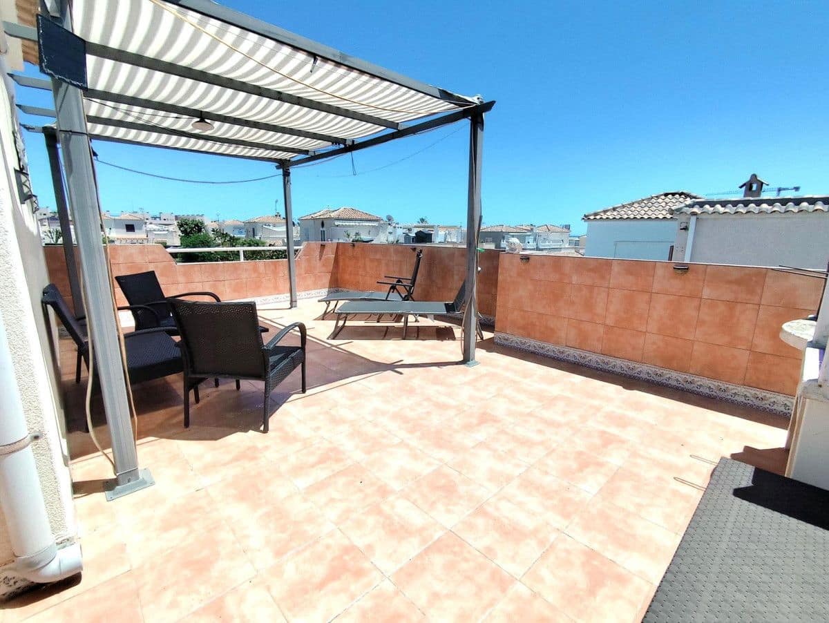 Chalet de 4 habitaciones en La Zenia en venta con piscina - 280.000 € (Ref: 10028198)