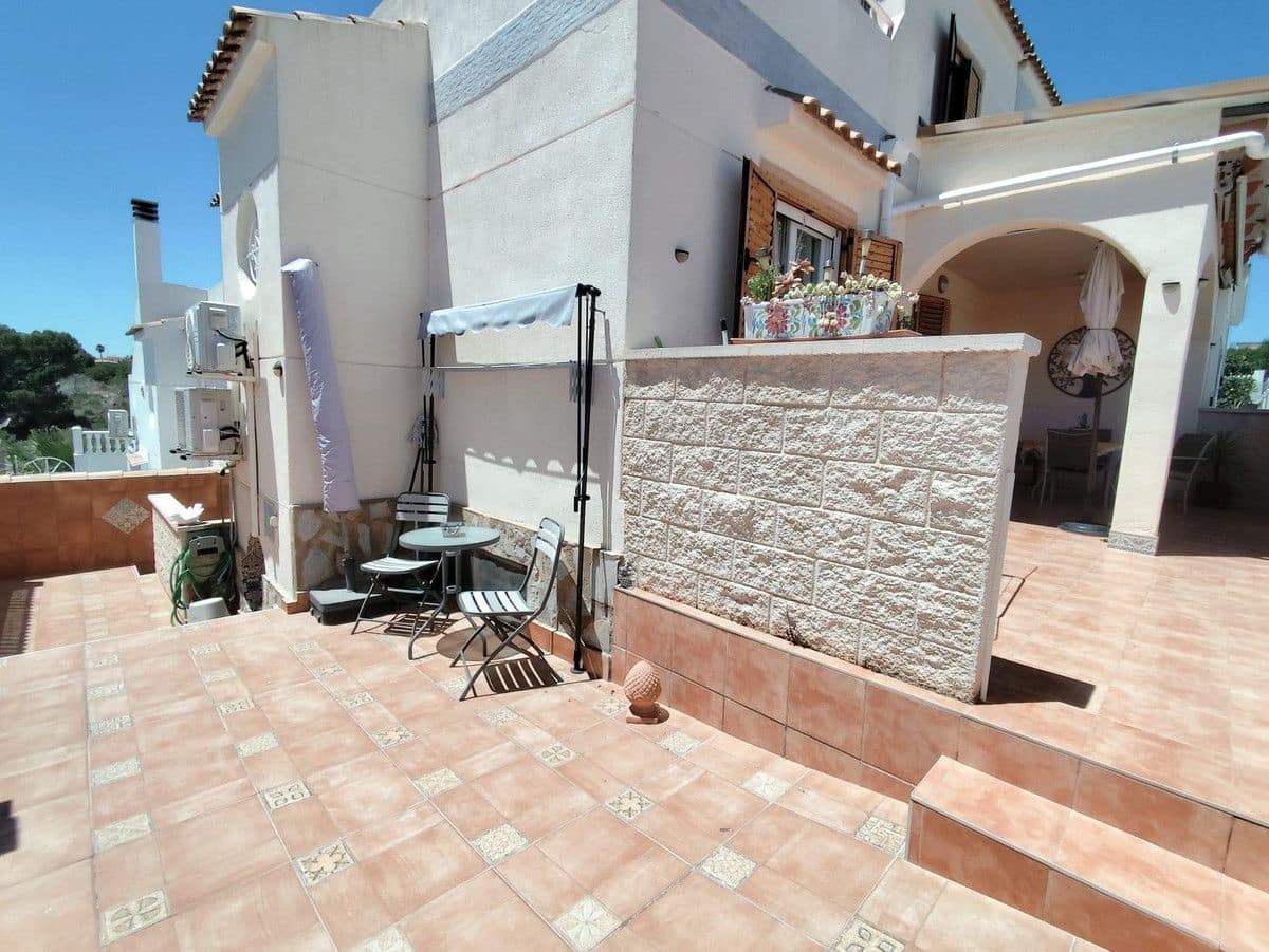 Chalet de 4 habitaciones en La Zenia en venta con piscina - 280.000 € (Ref: 10028198)