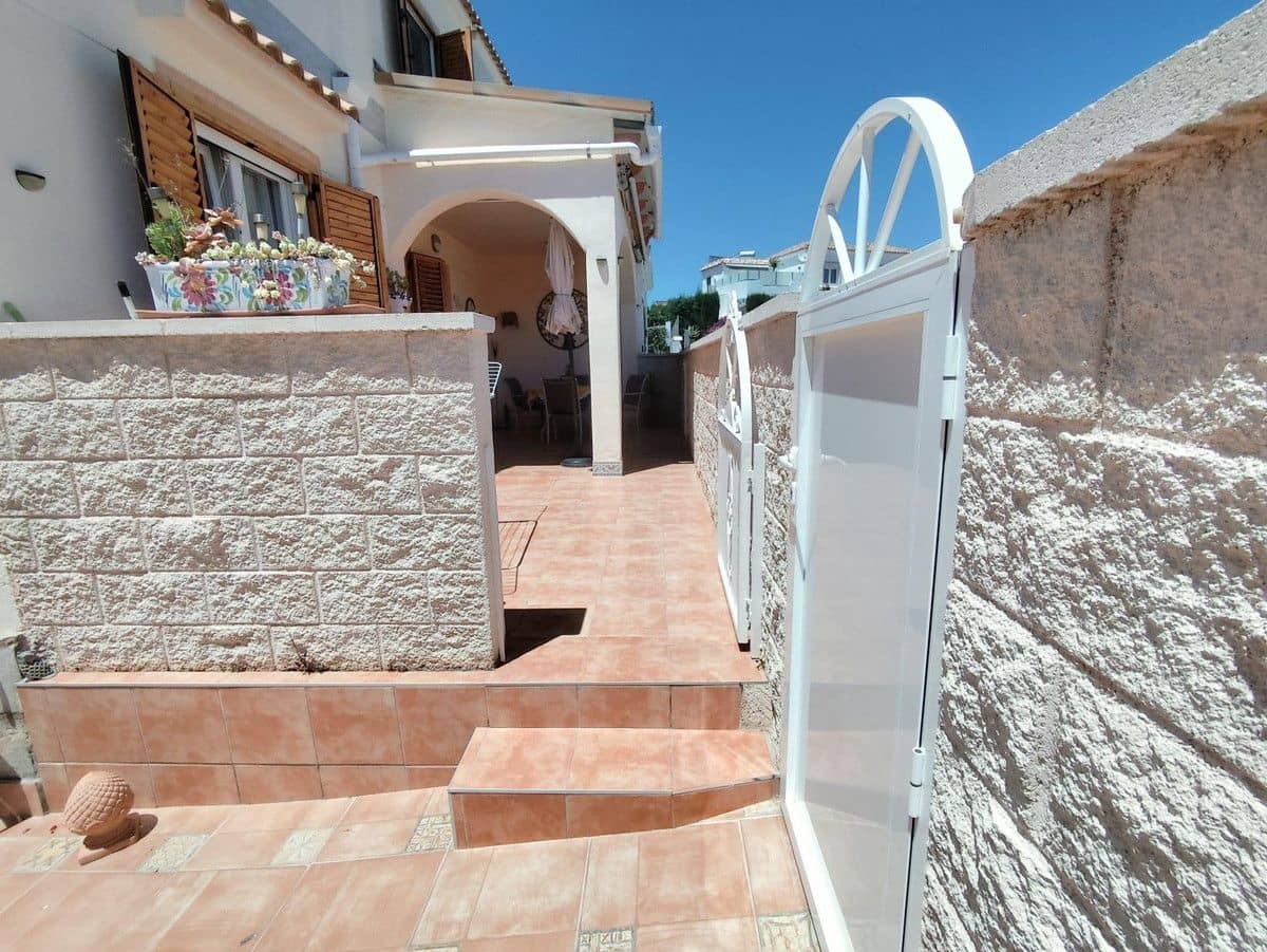 Chalet de 4 habitaciones en La Zenia en venta con piscina - 280.000 € (Ref: 10028198)
