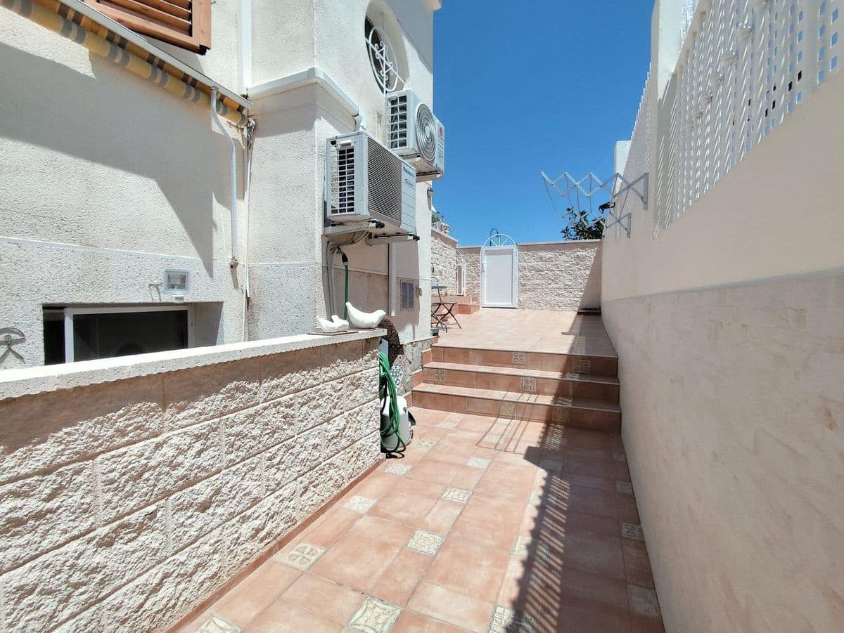 Chalet de 4 habitaciones en La Zenia en venta con piscina - 280.000 € (Ref: 10028198)