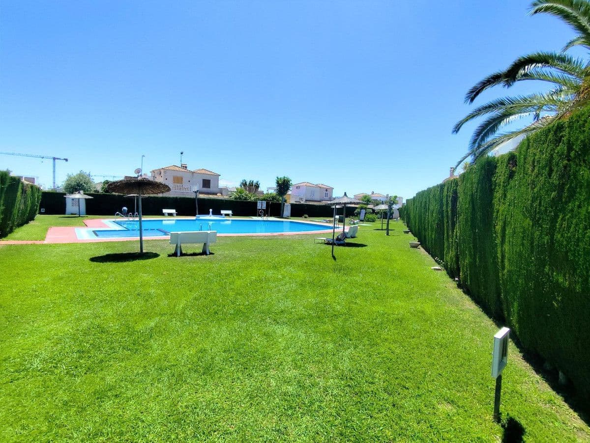 Chalet de 4 habitaciones en La Zenia en venta con piscina - 280.000 € (Ref: 10028198)