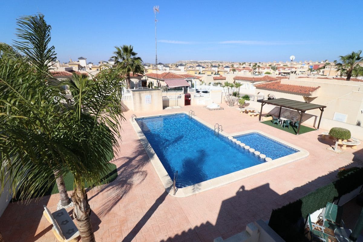 Chalet de 3 habitaciones en Los Montesinos en venta con piscina - 220.000 € (Ref: 10028209)