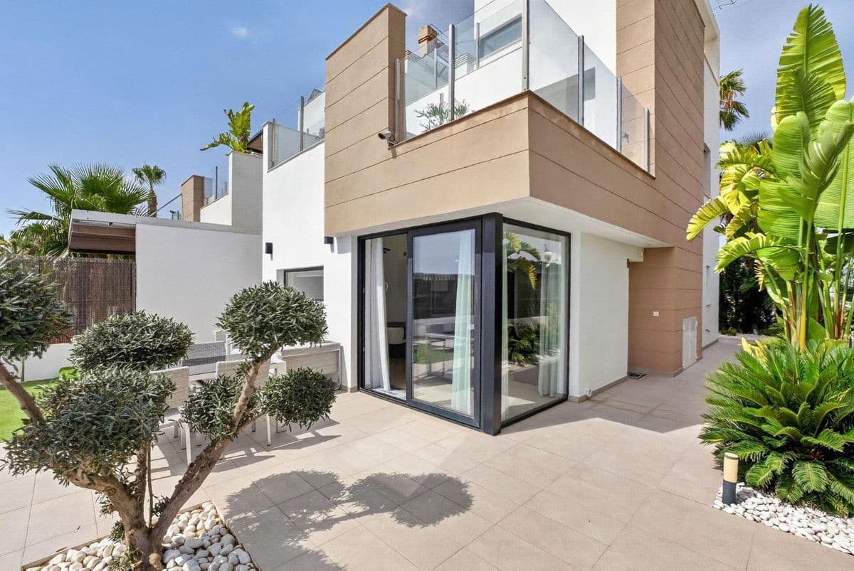Chalet de 3 habitaciones en El Raso en venta - 450.000 € (Ref: 10028262)