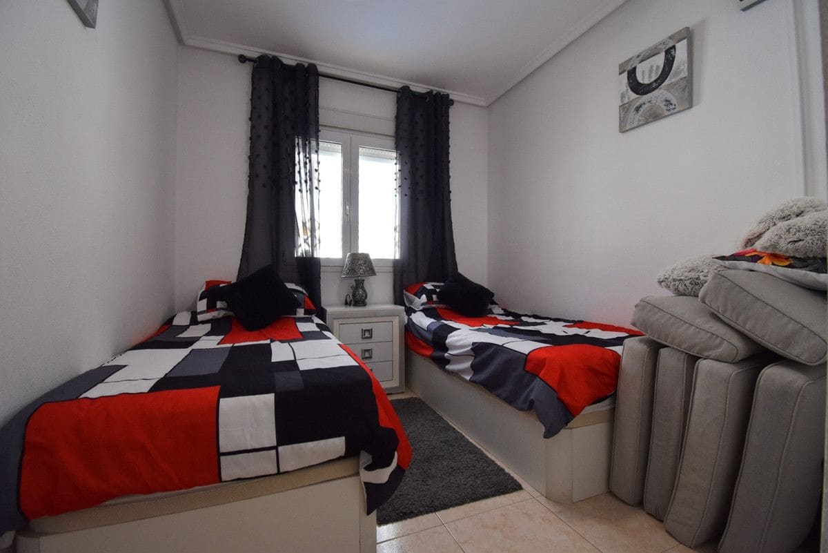 2 makuuhuone Huvila myytävänä paikassa Playa Flamenca mukana uima-altaan - 275 000 € (Ref: 10028271)
