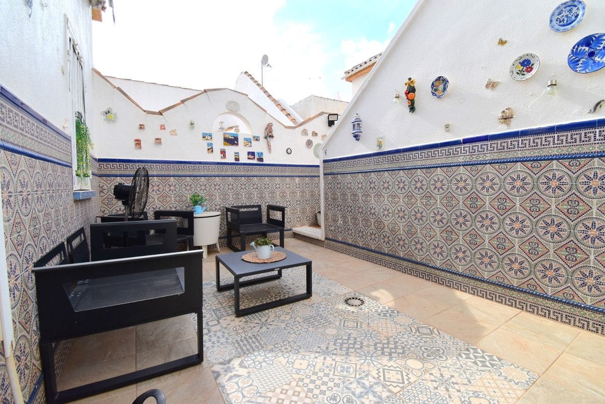 2 makuuhuone Huvila myytävänä paikassa Playa Flamenca mukana uima-altaan - 275 000 € (Ref: 10028271)