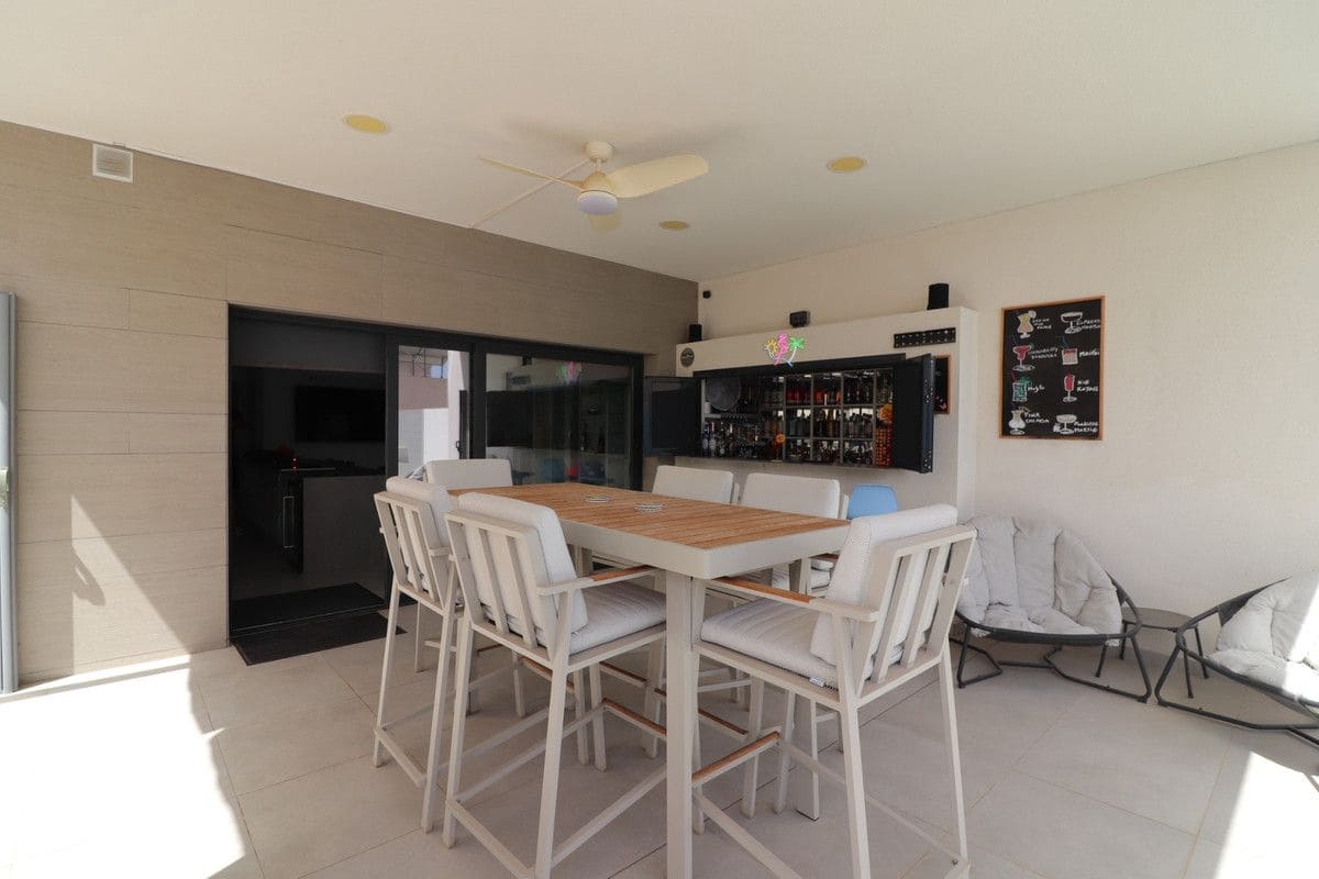 4 bedroom Villa for sale in Benijofar with pool - € 795,000 (Ref: 10028296)
