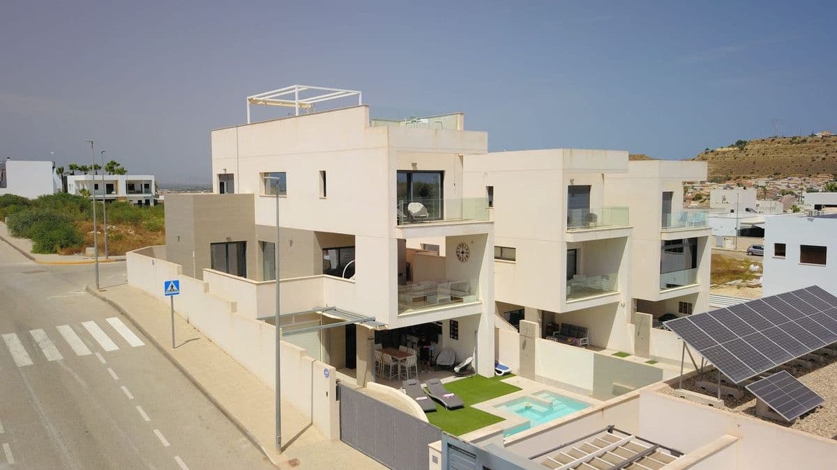 4 bedroom Villa for sale in Benijofar with pool - € 795,000 (Ref: 10028296)