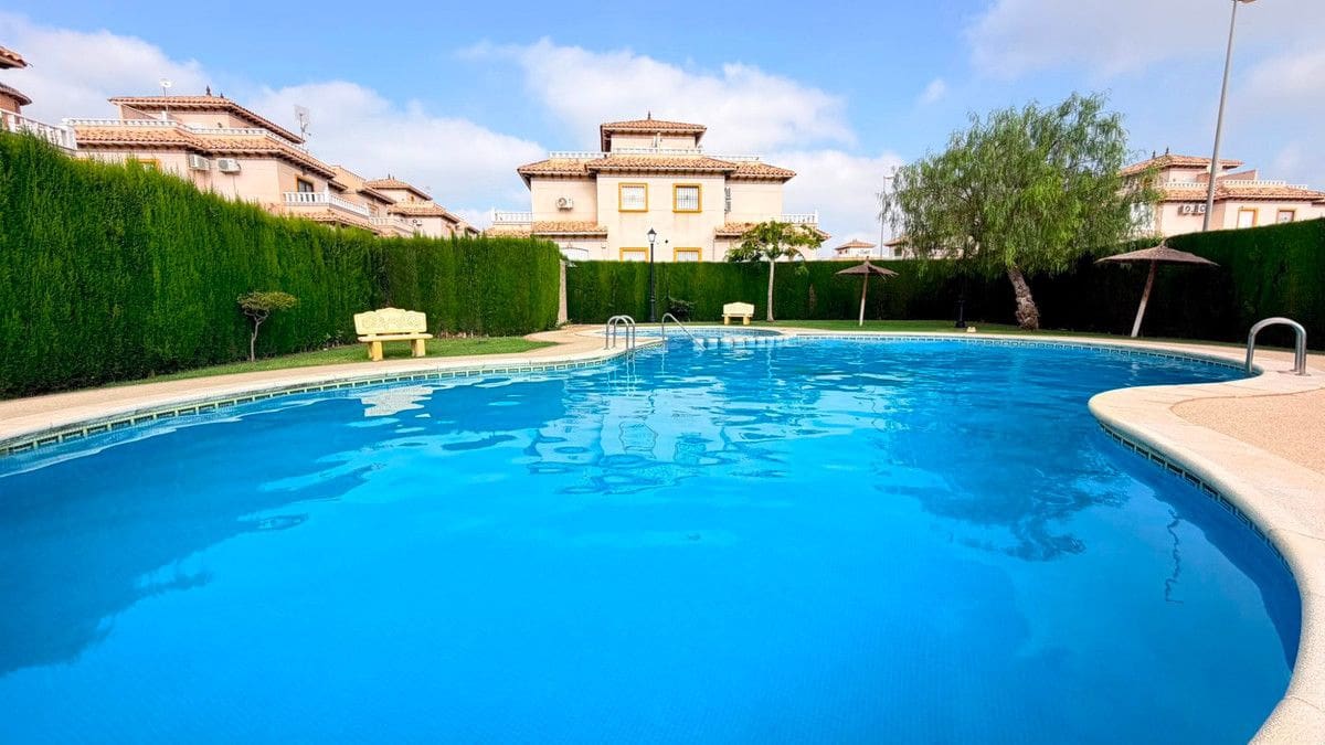 2 slaapkamer Villa te koop in Orihuela Costa met zwembad - € 239.000 (Ref: 10028306)
