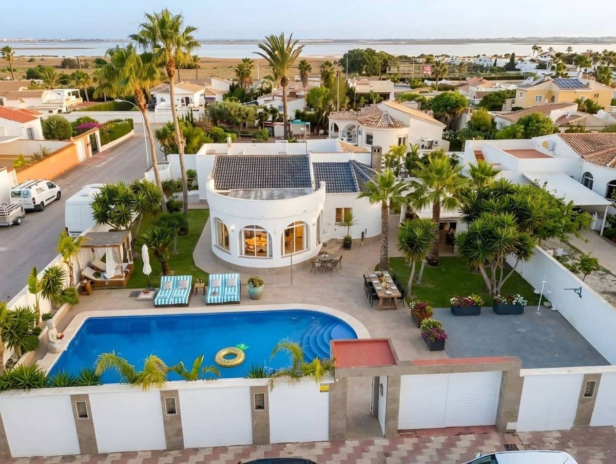 5 bedroom Villa for sale in Torrevieja with pool - € 760,000 (Ref: 10028328)