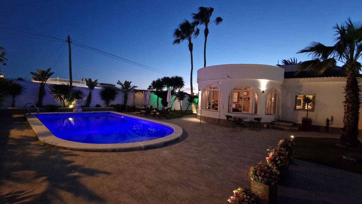 5 bedroom Villa for sale in Torrevieja with pool - € 760,000 (Ref: 10028328)