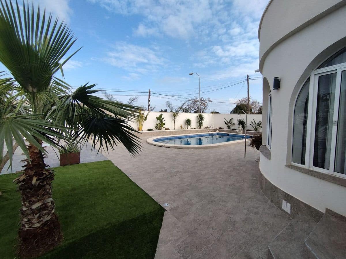5 bedroom Villa for sale in Torrevieja with pool - € 760,000 (Ref: 10028328)