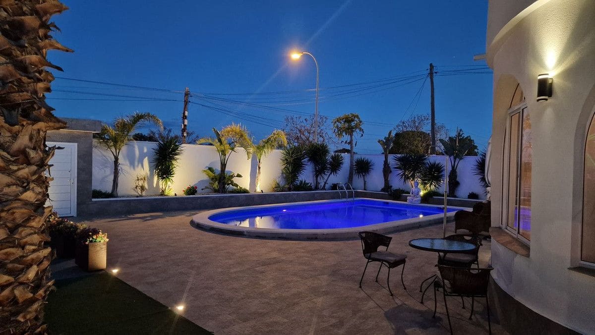 5 bedroom Villa for sale in Torrevieja with pool - € 760,000 (Ref: 10028328)
