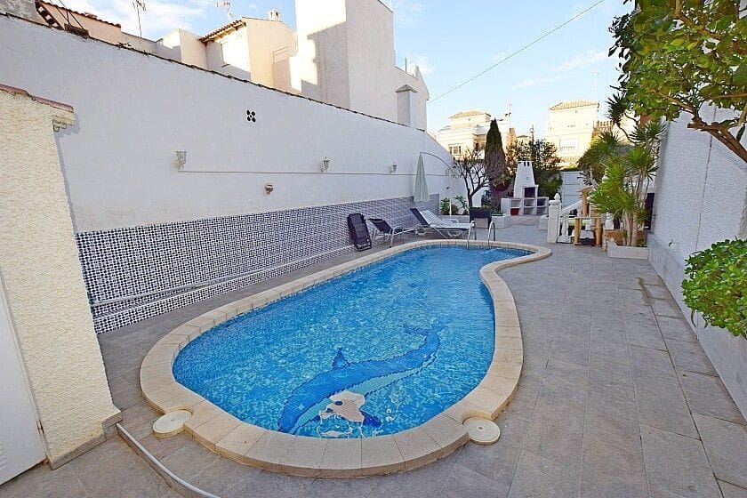 3 bedroom Villa for sale in Torrevieja with pool - € 590,000 (Ref: 10028351)