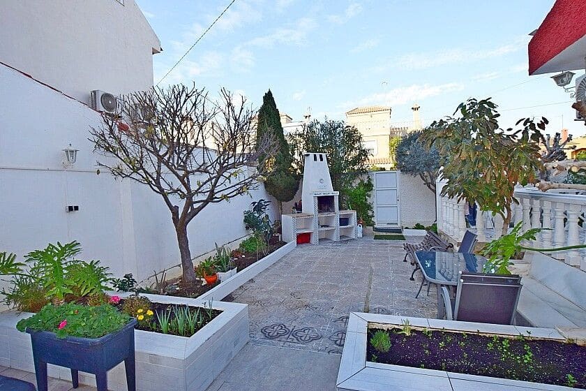 3 bedroom Villa for sale in Torrevieja with pool - € 590,000 (Ref: 10028351)