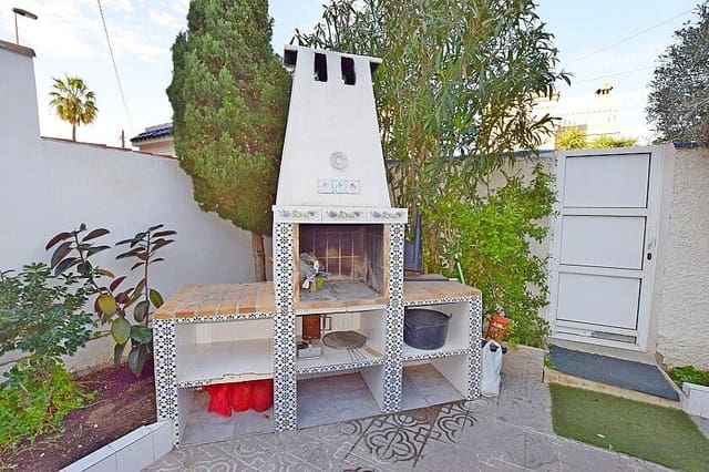 3 bedroom Villa for sale in Torrevieja with pool - € 590,000 (Ref: 10028351)