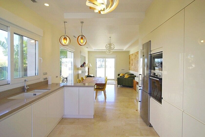 Chalet de 5 habitaciones en La Zenia en venta - 1.500.000 € (Ref: 10028352)
