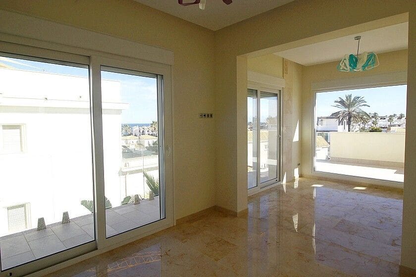 Chalet de 5 habitaciones en La Zenia en venta - 1.500.000 € (Ref: 10028352)